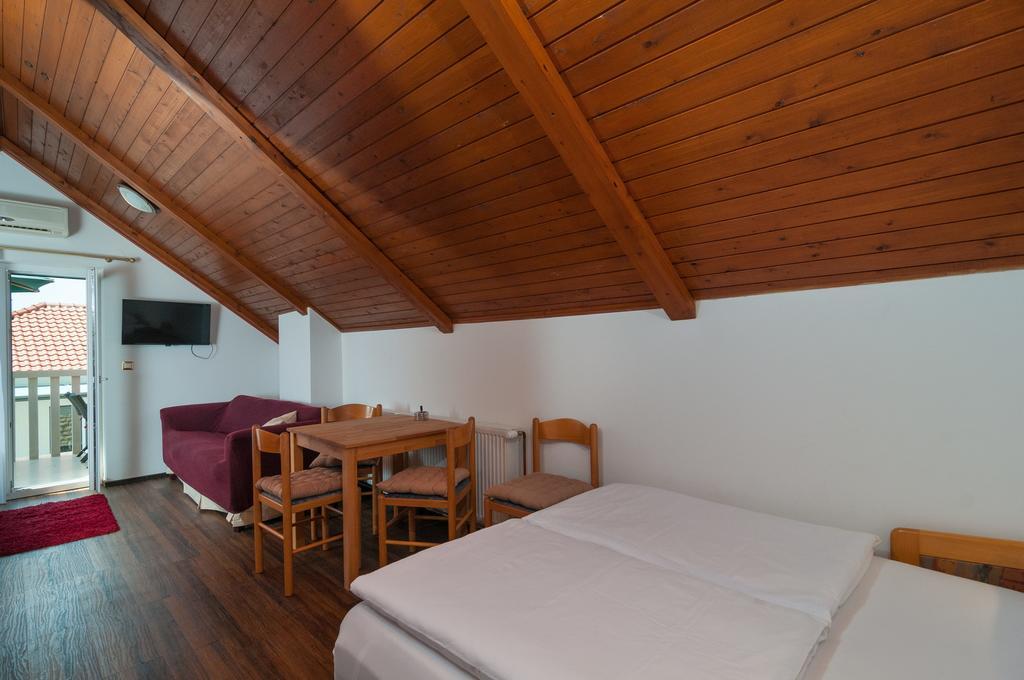 Apartments Larsen Omiš Zewnętrze zdjęcie