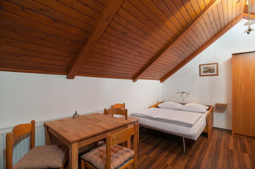 Apartments Larsen Omiš Zewnętrze zdjęcie