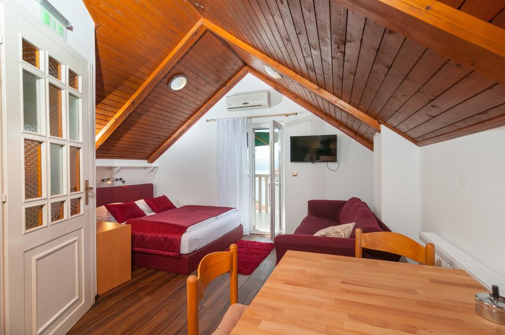 Apartments Larsen Omiš Zewnętrze zdjęcie