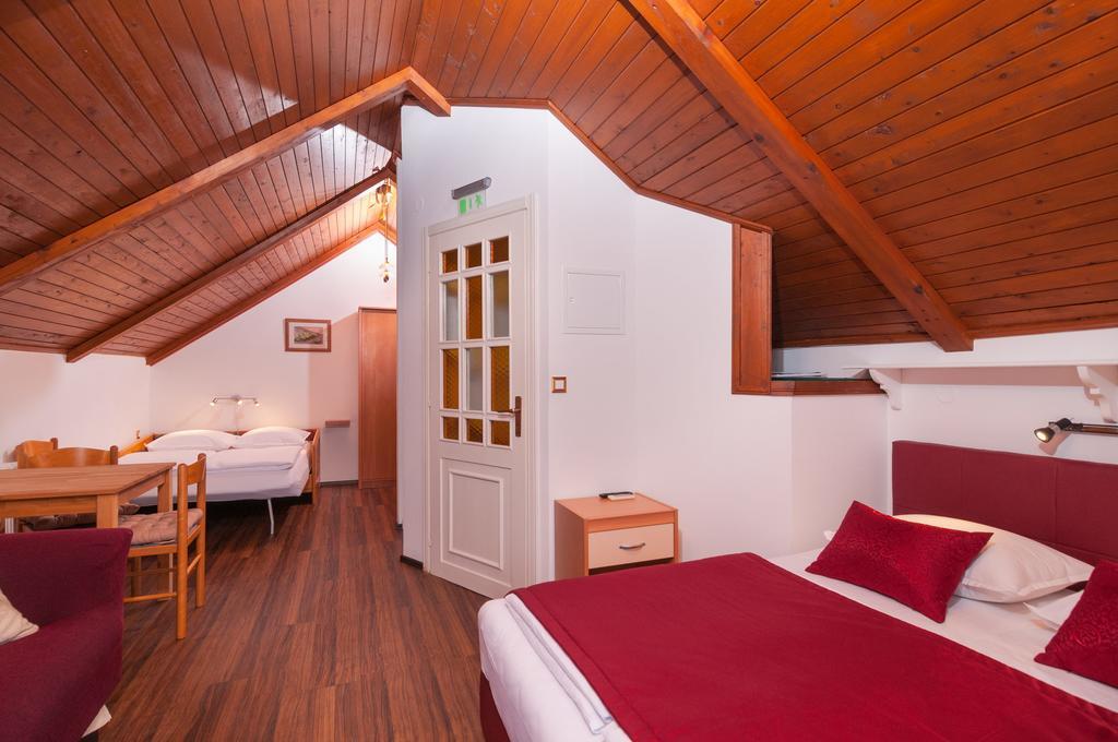 Apartments Larsen Omiš Zewnętrze zdjęcie
