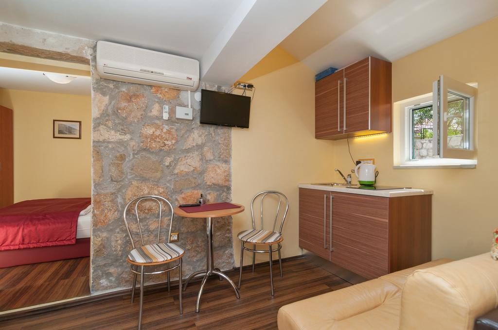 Apartments Larsen Omiš Zewnętrze zdjęcie