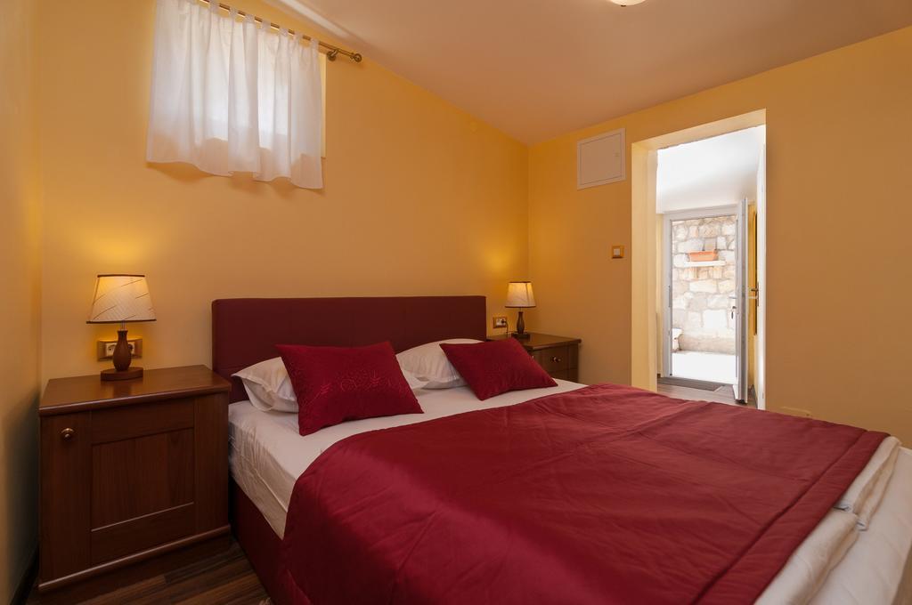 Apartments Larsen Omiš Zewnętrze zdjęcie